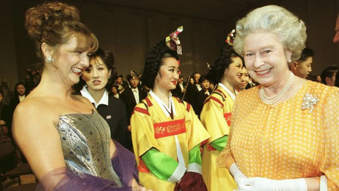 伊利沙伯二世曾於1999年4月訪問南韓,並在首爾度過73歲生日。