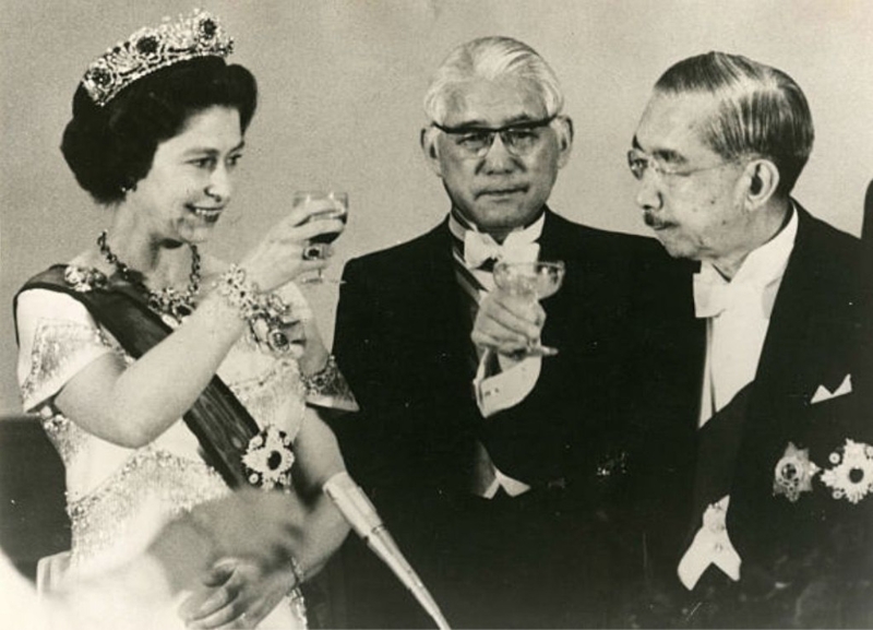 伊利沙伯二世1975年访日等，对日英关系的强化，做出极大的贡献。
