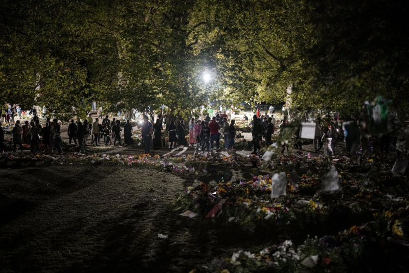 民眾在倫敦綠色公園為英女皇伊利莎白二世獻上鮮花。AP