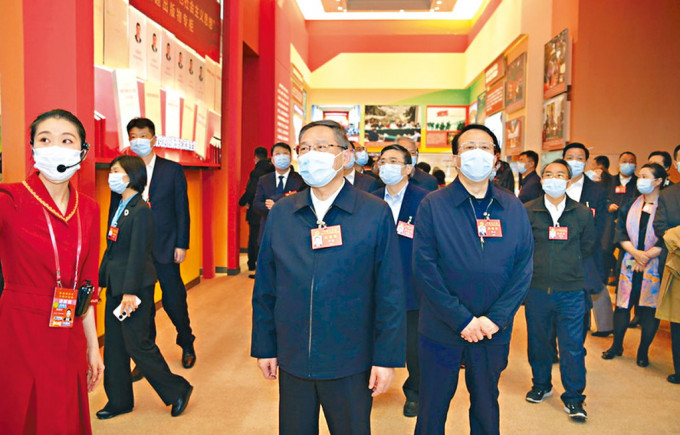 李强率上海代表，参观十年成就展