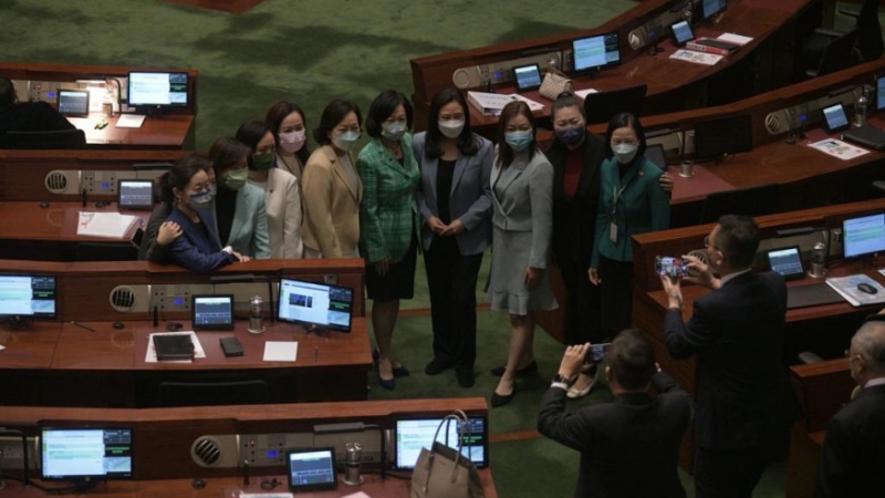 叶刘陈曼琪穿绿衣呼应施政报告，2议员饿到在议事厅进食