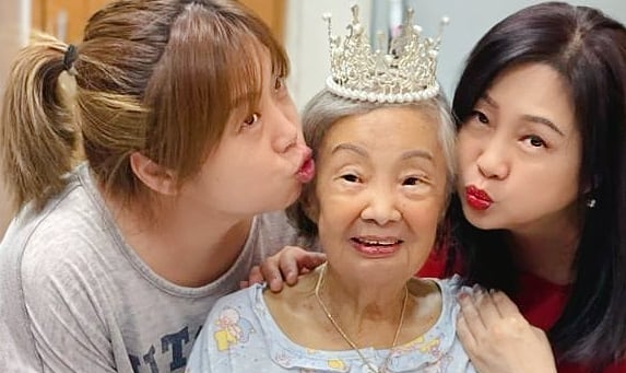 梅小惠妈妈可爱电眼基因强大，90岁与女儿精神奕奕玩自拍