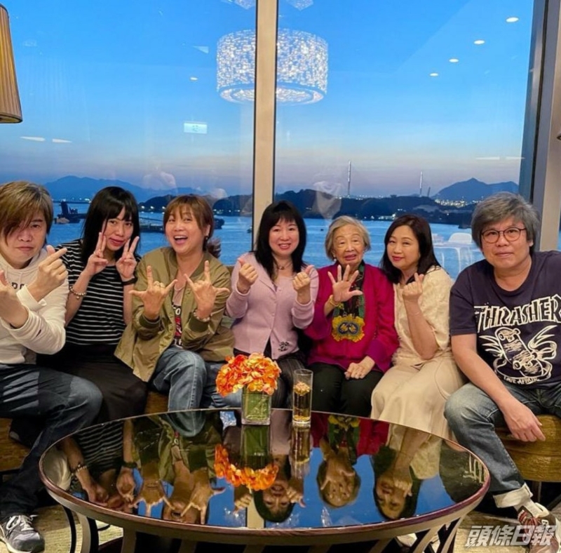 去年梅媽媽生日,一家人為媽媽慶生。