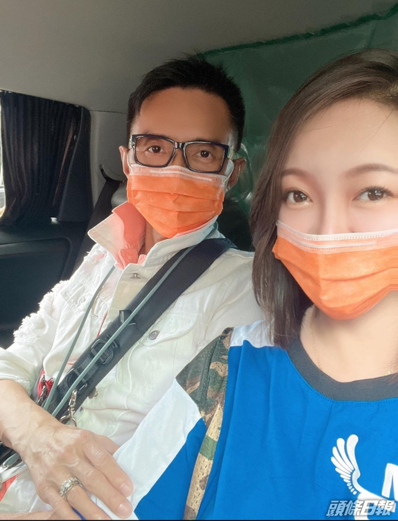 怎料不够两个月林利就贴出两人手拖手外出的照片。