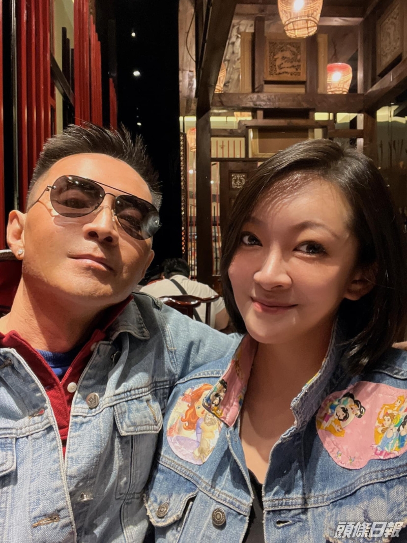 同着牛仔褸，玩情侣装。