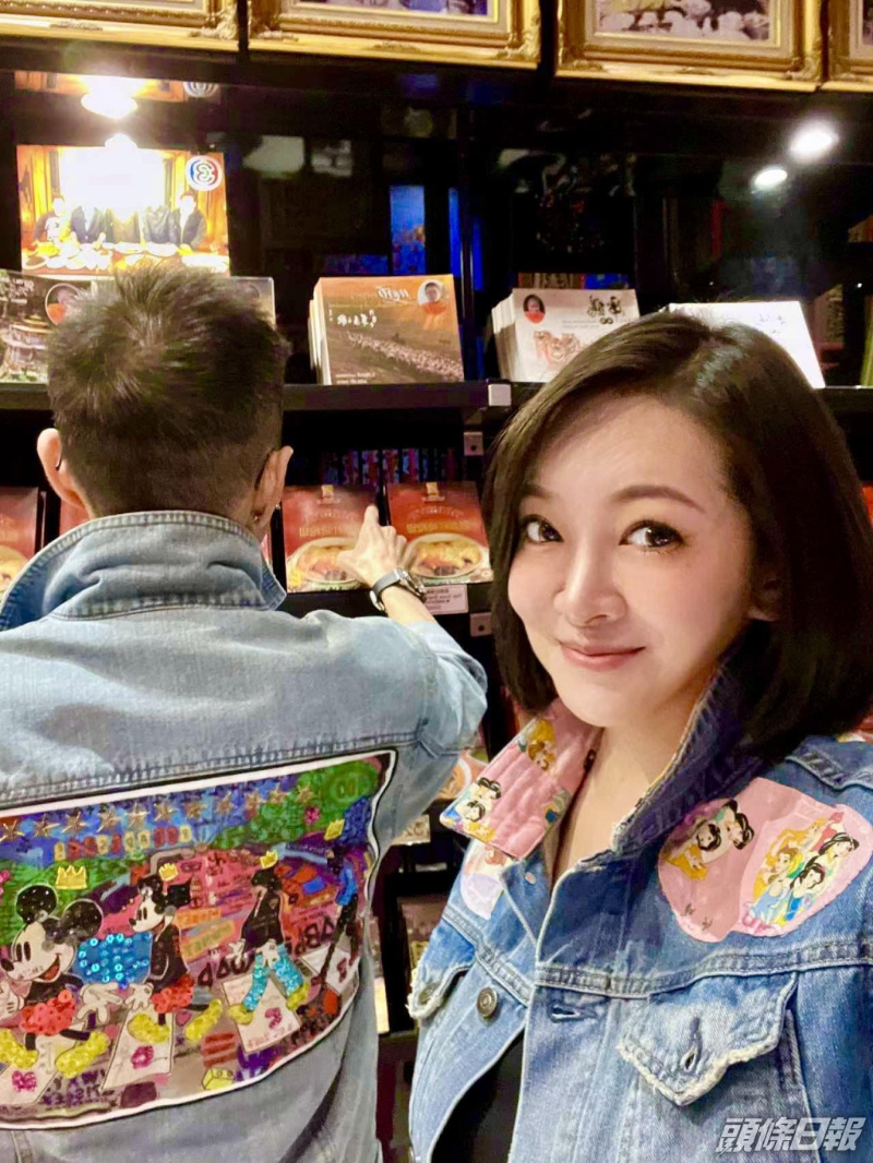 一个是米奇，一个是迪士尼公主。