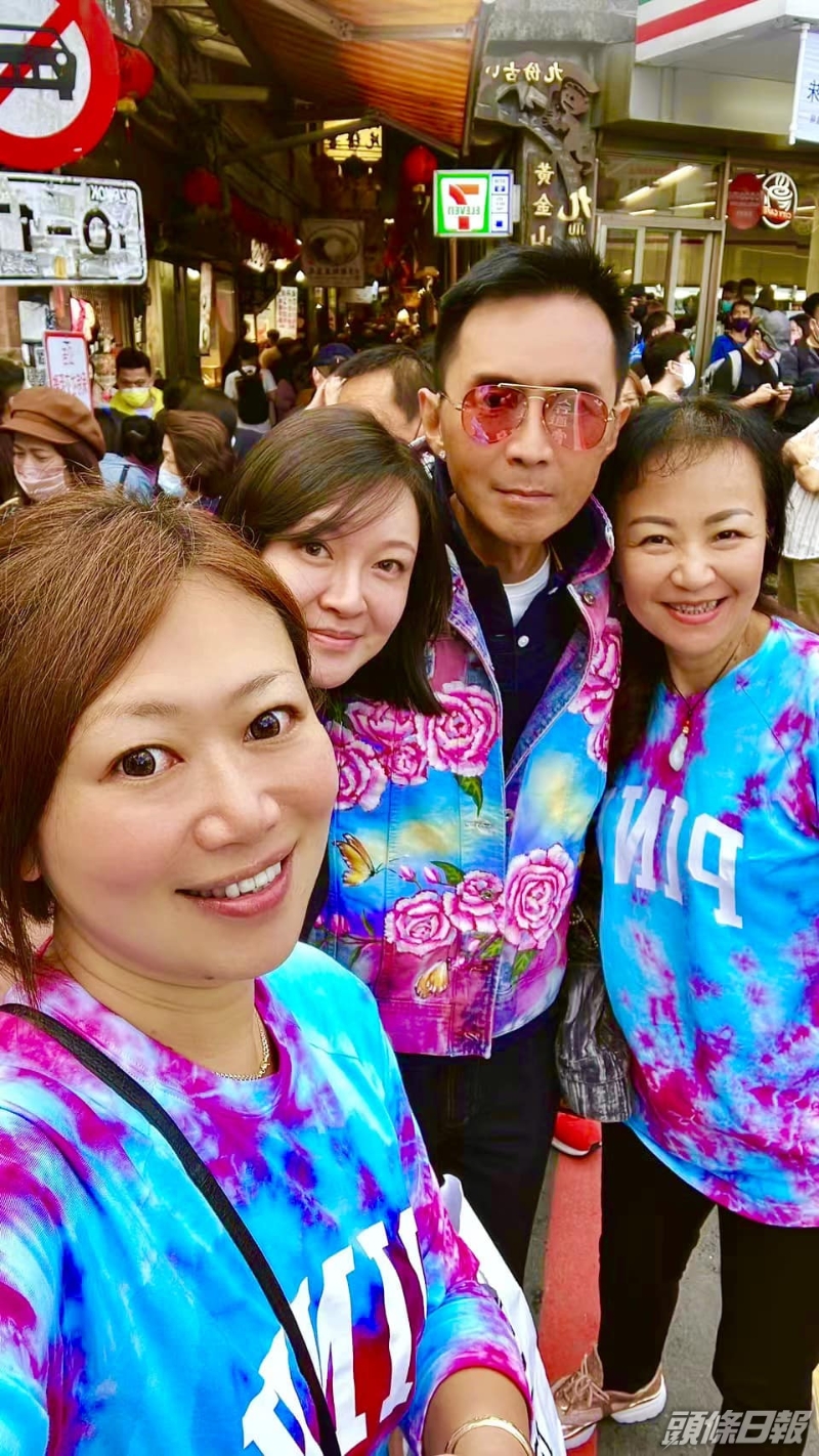 昨日两夫妇与两个员工同游九份。