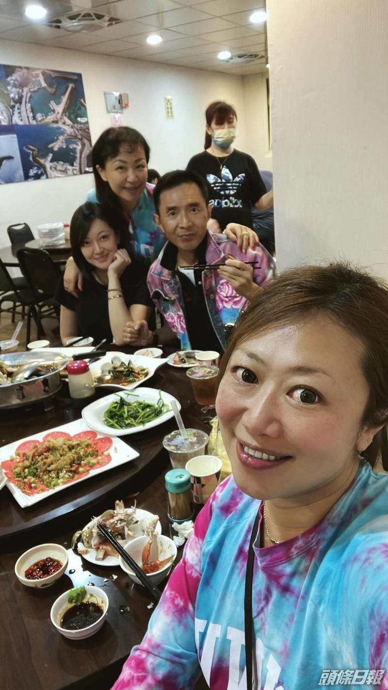 四人还去渔港食海鲜。