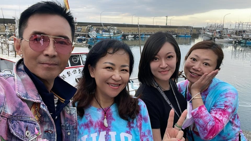 四人还去渔港食海鲜。