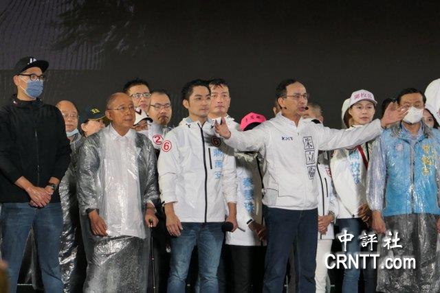 朱立伦吴伯雄冒雨挺蒋万安：选票下架民进党