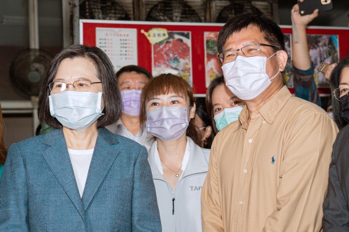 林佳龙陪同蔡英文投票，林夫人说尽力就好