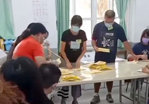 台湾屏东快速唱票不亮票影片疯传只喊周春米