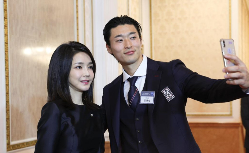 会宴青瓦台，孙兴民为尹锡悦戴队长臂章
