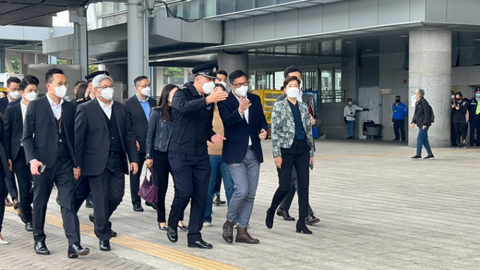 邓炳强料通关初期水货客不多，各部门采相应行动