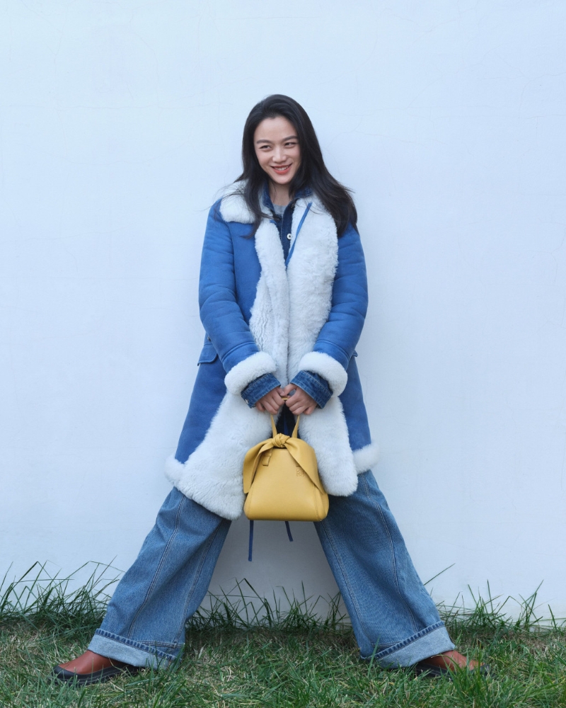 全球品牌大使湯唯,擔綱演繹Loewe兔年系列。