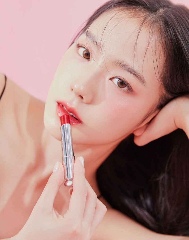 Dior早前邀請Blackpink成員JISOO拍攝造型照,她塗上全新唇膏色調,煥發迷人氣息。