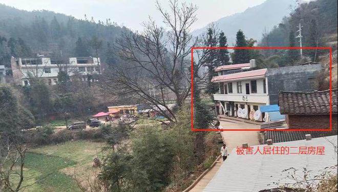 遇害人一家住在一栋两层楼房里。