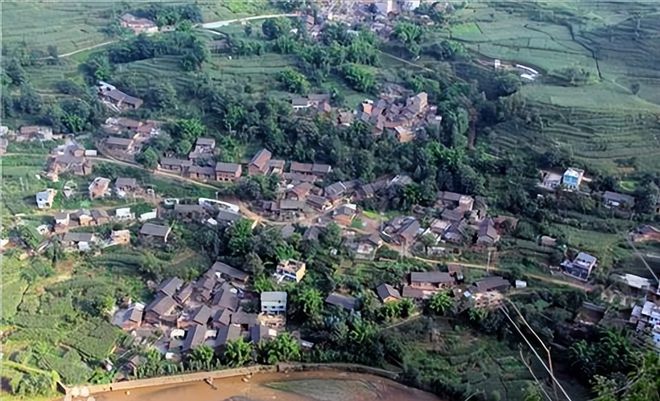 现场是云南曲靖宣威市杨柳镇碗厂村。