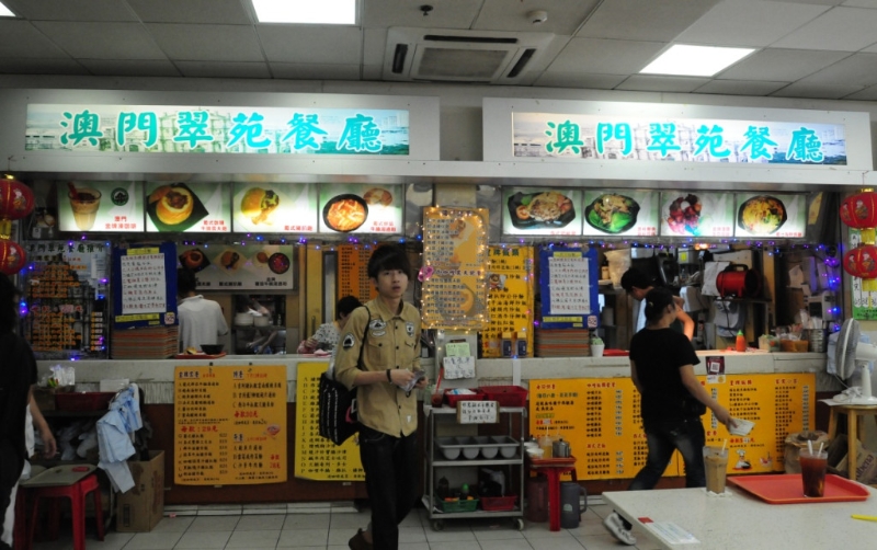 除了加以澳门噱头的菜式如澳门炒饭、澳门无敌咖啡、澳门干炒牛河等外,也真的有澳门风味的食品,如炸马介休球、猪仔包等,水平相当。