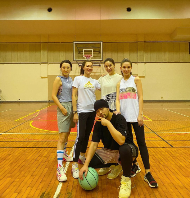曾馨瑩與不少明星有交情。