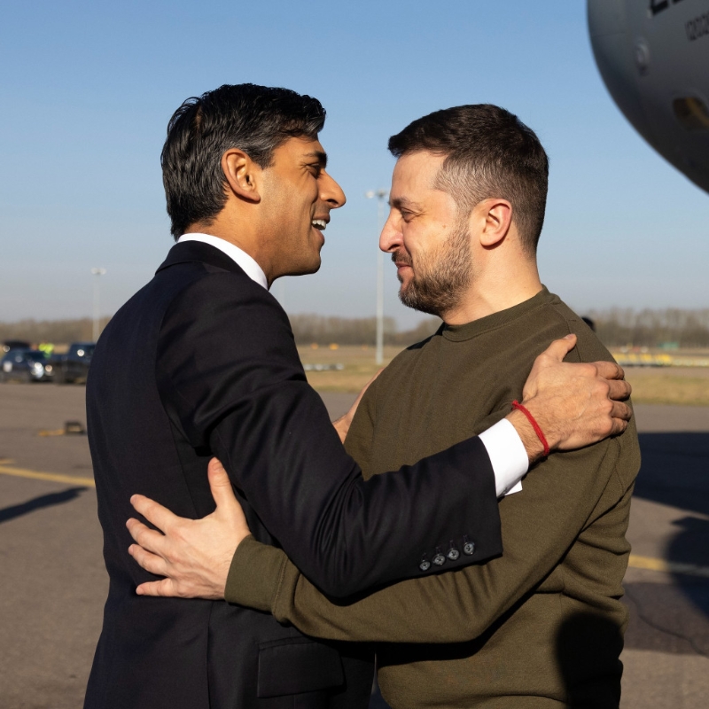 英國首相辛偉誠(左)在機場迎接澤連斯基並給他擁抱。 網上圖片