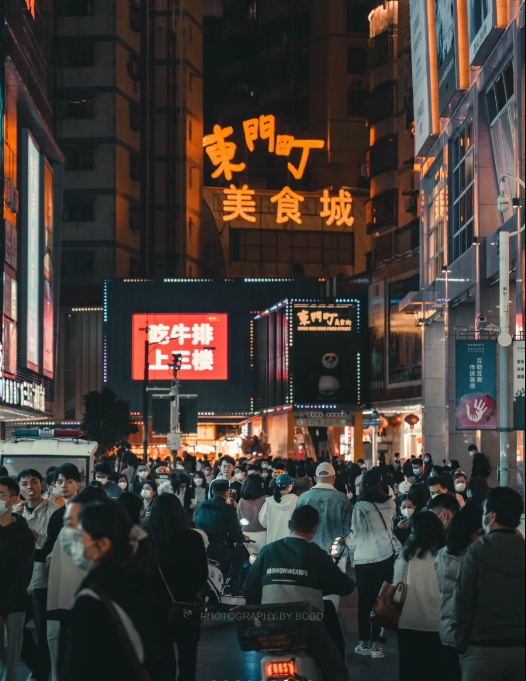 東門步行街集購物、美食、休閒和旅遊觀光於一身。(圖片來源:小紅書@波到底是个什么字)