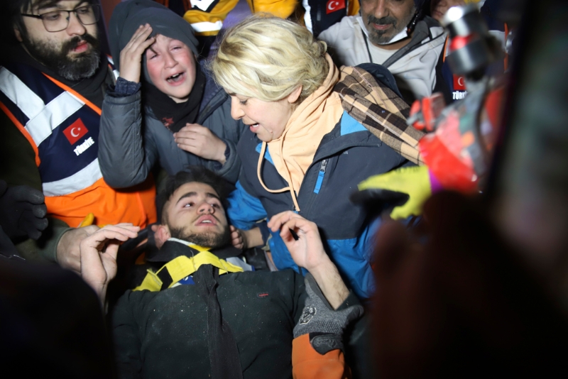 土耳其大地震的重灾区加济安泰普省(Gaziantep)一名17岁少年受困长达4天,全靠喝自己的尿液度过。 (图/美联社)