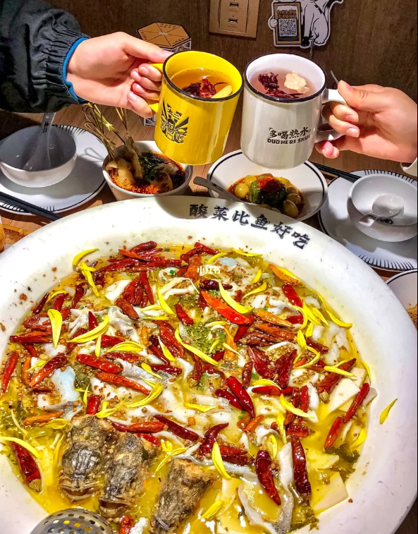一大盘酸菜鱼 图源:小红书@铃木曦子