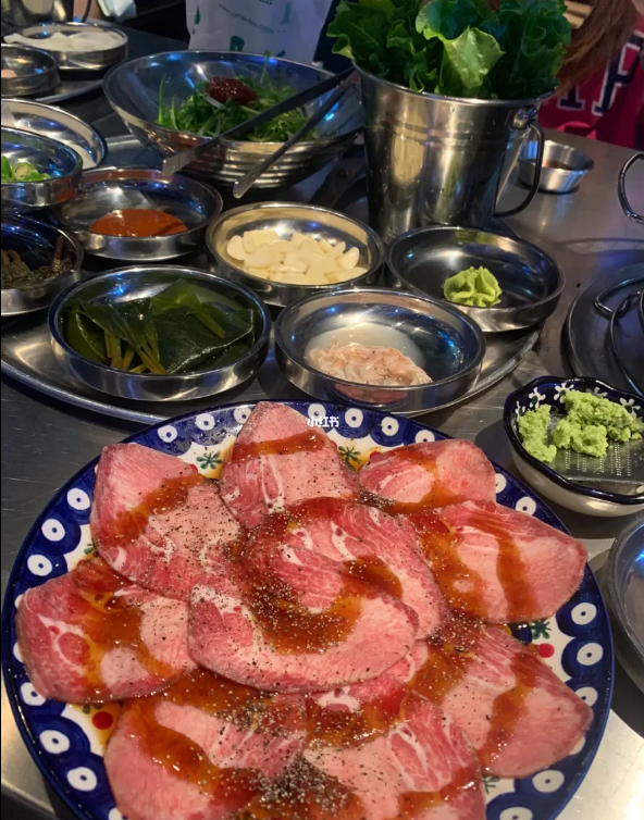 肉类种类不算多，推介牛肋条、原味牛肉、五花肉，肉品没有过度腌制，保留到肉质原汁原味的鲜味。 图源：小红书@梨绘倪倪