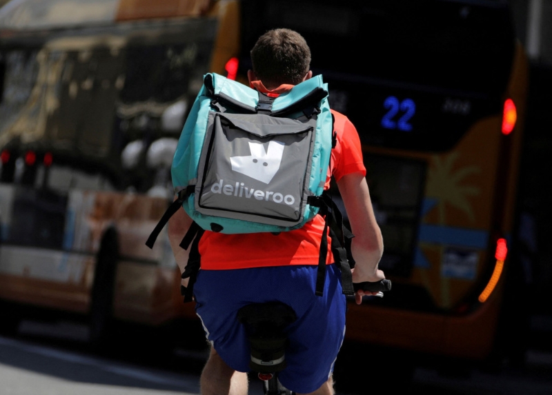 現時香港有Deliveroo戶戶送及foodpanda兩家線上點餐外賣公司，Deliveroo為一間英國公司，成立於2013年