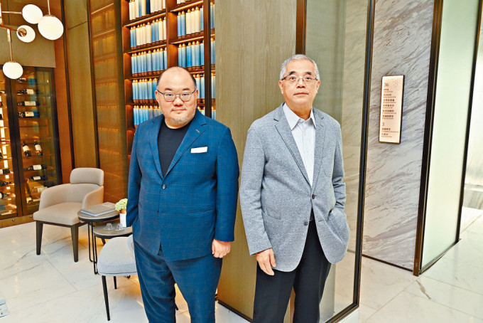 鼎珮马宣义(左)表示,随着楼价回升,之前积压的购买力开始释放,旁为陈玉成。