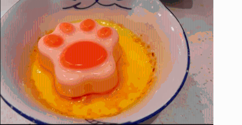 猫抓布丁。 (图片来自 bilibili.com 截图)