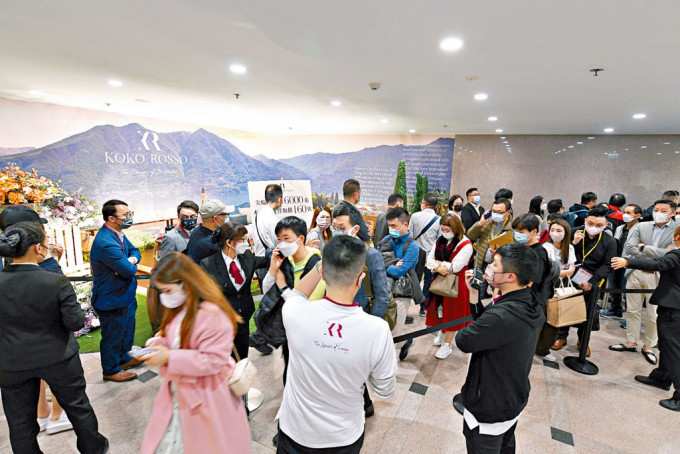 KOKO ROSSO昨日次輪銷售共160伙，昨日續現大排長龍情況，場面墟冚。