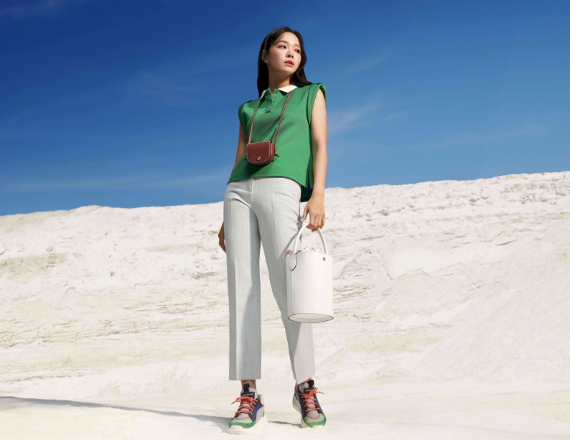 凭韩剧《社内相亲》爆红的女星金世正,刚成为Longchamp品牌大使,在新广告中演绎Epure啡色皮革迷你斜揹袋/$1,600及白色皮革水桶袋/$2,900等新作。 (Longchamp)