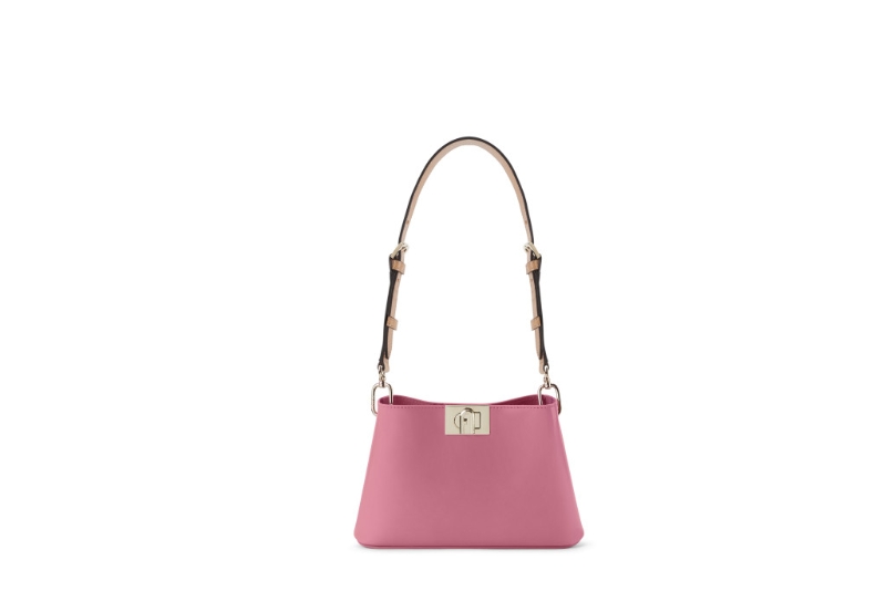 Fleur粉红色牛皮拼Vacchetta皮革手袋/$3,990/Furla。