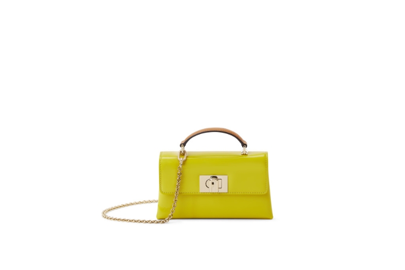 Furla 1927迷你Vacchetta皮革斜揹袋/$2,860/Furla。