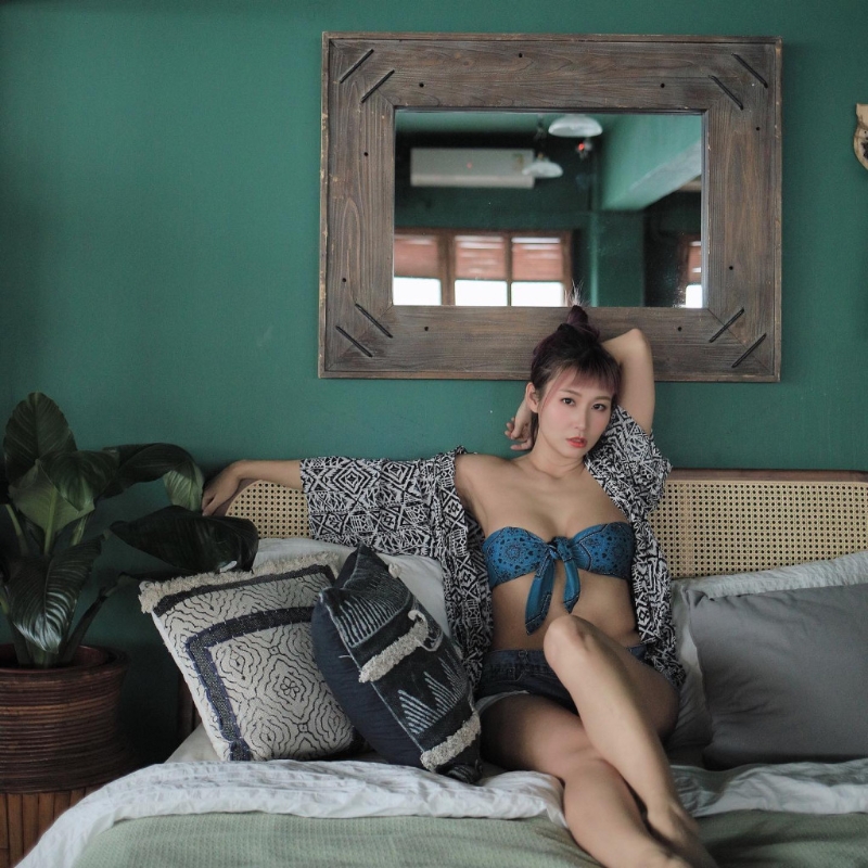 擁有32E火辣身材的莊韻澄於2016年推出首本寫真集《As She Was Born》。