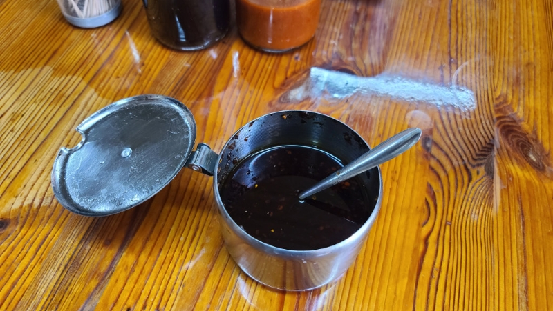 广兴车仔面档的自家制辣椒油，平日也摆在食桌上，欢迎食客随便享用。