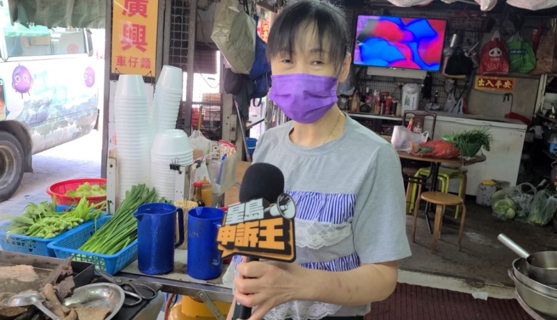 店员何女士解释，店铺内的辣椒油虽然是自家炒制，但并无什么特别材料或秘方，就只是普通的辣椒油，所以不明白为什么会有人偷。