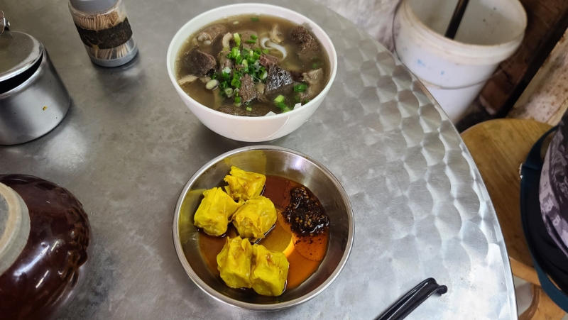 店家主打牛杂、烧卖、鱼蛋等街头小吃，不少食客也喜欢配以辣油享用。