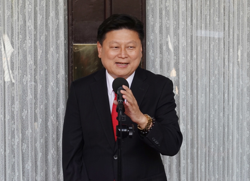 立委傅崐萁17日在立法院舉行記者會,呼籲新北市長侯友宜出面擔任最強母雞,參選2024總統。(姚志平攝)