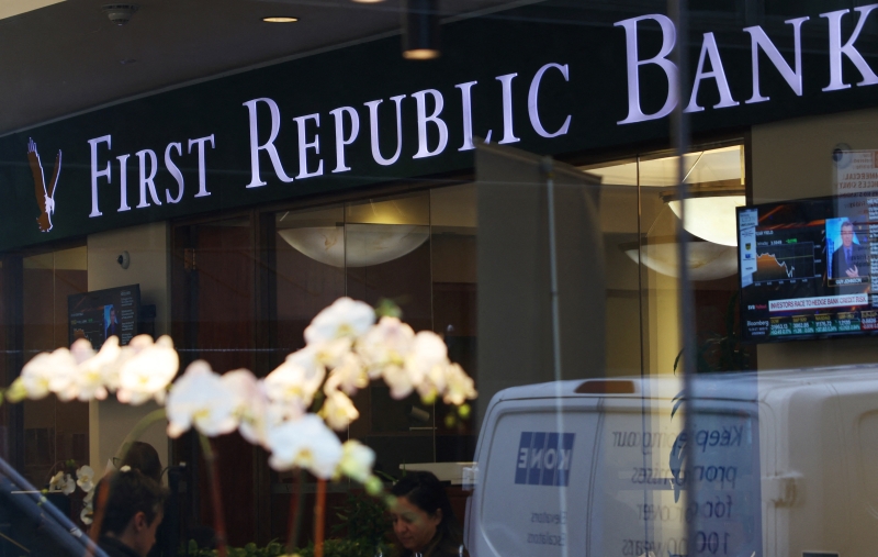 2023-03-13T151509Z_1859181208_RC23TZ91XP6D_RTRMADP_3_GLOBAL-BANKS-SVB