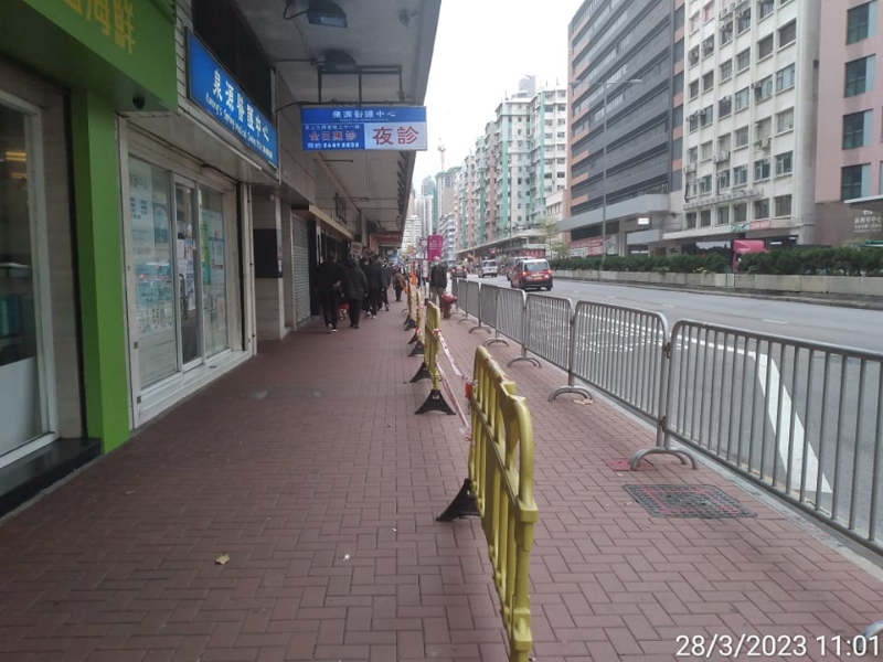 偉恒昌新邨昌景閣G座對開的一段土瓜灣道行人路，被放置長達10米的欄杆，相信是地下一間酒樓所放置，希望控制現場人流。fb「土瓜灣之友」圖片