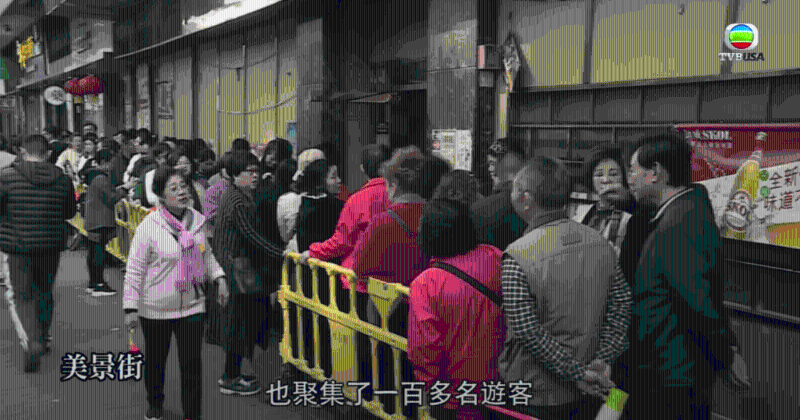 由於內地團友眾多，令行人路水洩不通。東張西望截圖