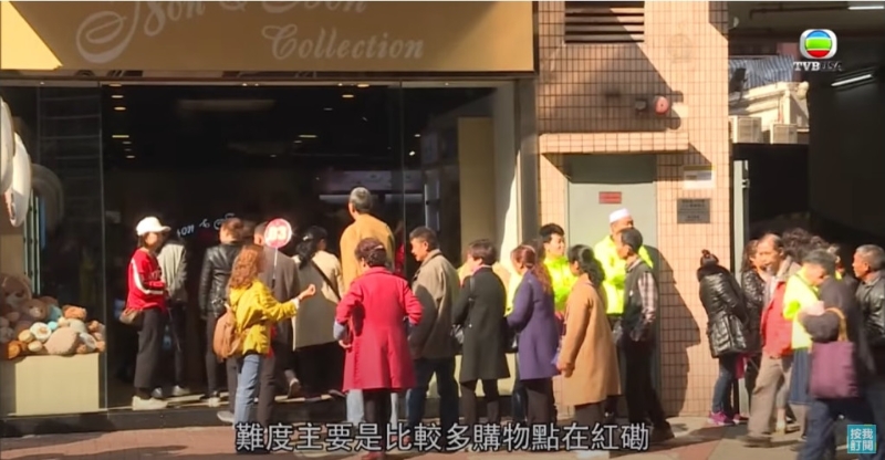 內地旅客會被導遊帶領至指定購物店購買手信。(東張西望截圖)