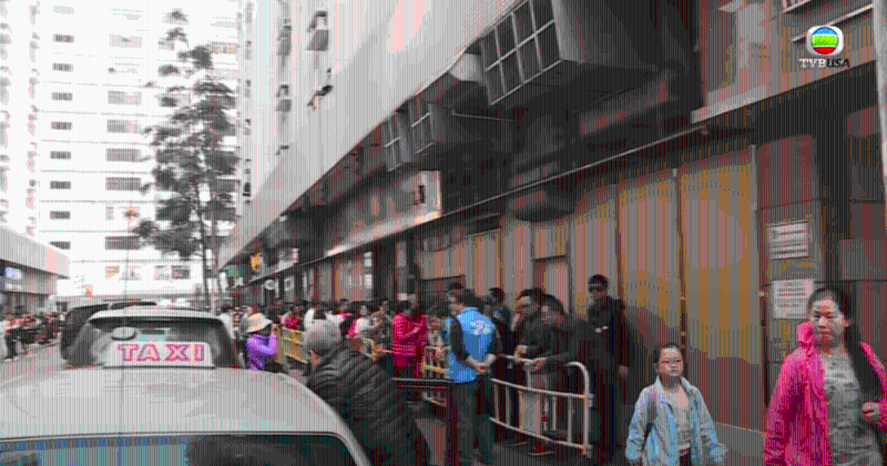 土瓜灣有屋苑加設沙包同欄杆阻止旅客在外面坐立。東張西望截圖