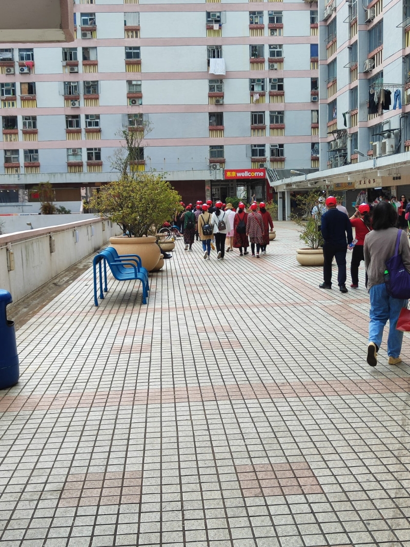 該內地團統一戴小紅帽，進入富山邨一個酒樓用膳。(黃大仙區友FB)