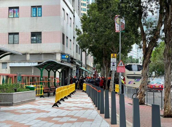 旅監局今午在土瓜灣巡查拍攝到另一接待內地入境旅 行團的食肆的門外情況。據現場視察所見，旅客正有序等候進入餐廳用膳。
