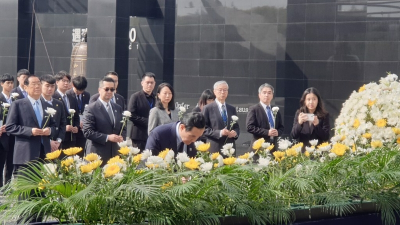 馬英九向遇難同胞獻花。 中時新聞網圖
