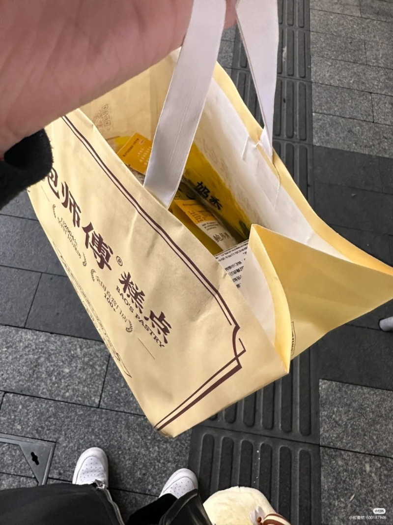 不少港人返深圳購買鮑師傅糕點的出品做手信。(圖片來自小紅書)